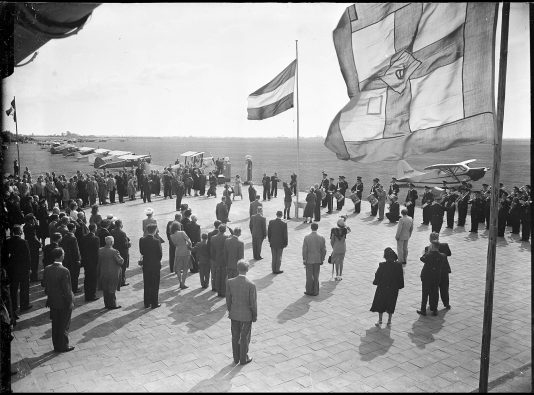 1948 opening vliegveld hsum door prins bernhard - foto Jacques Stevens